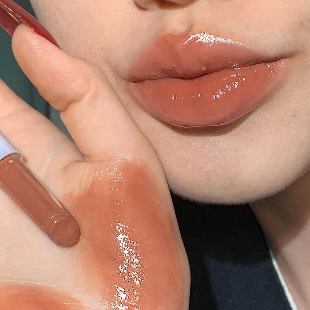 SHEINのインスタグラム：「Pout-Perfect 💋 This solid lip gloss stick delivers high-shine and amazing color saturation for the juiciest lips ever 💄✨  Formulated with nourishing coconut oil, our solid lip gloss keeps lips moisturized without stickiness 🙌  🔎 SHEGLAM Pout-Perfect Shine Lip Plumper-Pink Flamingo- $4.99 (ID 13260940) 🔎 SHEGLAM Pout-Perfect Shine Lip Plumper-Makin' Me Blush- $4.99 (ID 13260942) 🔎 SHEGLAM Pout-Perfect Shine Lip Plumper-Walk on the Beach- $4.99 (ID 13260944) 🔎 SHEGLAM Pout-Perfect Shine Lip Plumper-In Bloom- $4.99 (ID 13260943) 🔎 SHEGLAM Pout-Perfect Shine Lip Plumper-Mahogany Magic- $4.99 (ID 13260941) 🔎 SHEGLAM Pout-Perfect Shine Lip Plumper-Sepia Kiss- $4.99 (ID 13260939)  #SHEGLAM #sheglamlipplumper #crueltyfree #lipglosses」