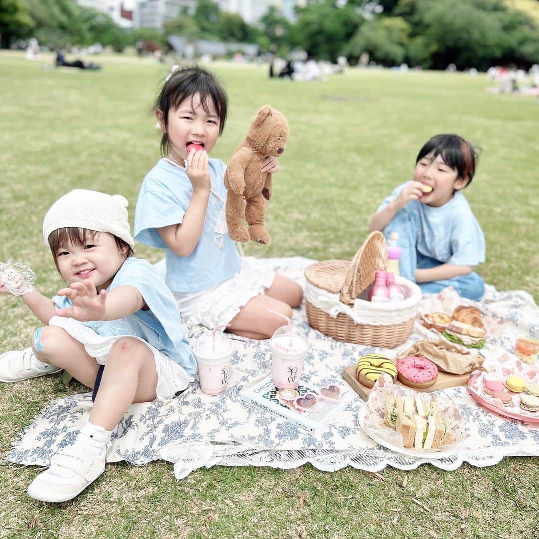 mariomi324のインスタグラム：「#ピクニック 🧺🥪🍩🍹🌷👒 お揃いのTシャツで💙💙💙 お天気よくて気持ち良かったね😊 風が強くて色々飛んだけどね！ ✳︎ ✳︎ ✳︎ ✳︎ #おしゃピク #オシャピク #picnic #新宿御苑 #ピクニックランチ #5歳 #2歳6ヶ月 #女の子ママ #姉妹ママ #姉妹 #キッズコーデ #キッズファッション #姉妹コーデ #姉妹リンクコーデ #姉妹お揃い #リンクコーデ #今日のコーデ #ootd #outfit #子供服 #zarakids  #kidsfashion #kidstagram #instakids #kidsphotography #sisters」