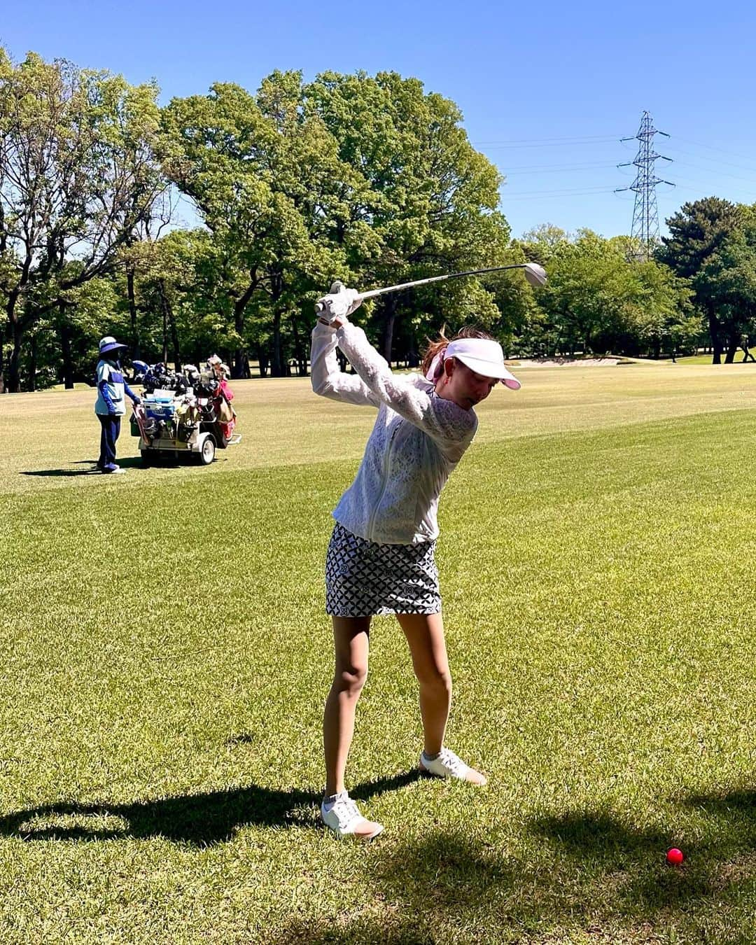 箕輪玖美さんのインスタグラム写真 - (箕輪玖美Instagram)「友人のデビューラウンド⛳️✨ ・ ・ 距離はあるけどフラットで広めだから、デビューにピッタリ⁈ 😆 ・ ・ 私よりゴルフセンスがある友人！ナイスショットも度々出て、今後の上達が楽しみ😊 ・ ・ お天気にも恵まれて、楽しいラウンドでした☀️  #小金井カントリー倶楽部 #ラウンドデビュー #ゴルフ日和 #ゴルフ女子 #ゴルフコーデ #gforegolf #descenteluxe #ゴルフ好きな人と繋がりたい #アラフィフ女子 #箕輪玖美」4月30日 8時03分 - kumi.111