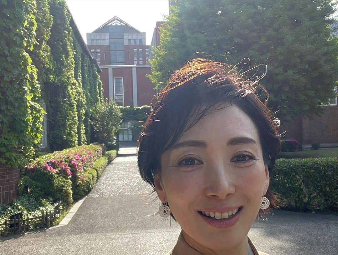 塩田真弓さんのインスタグラム写真 - (塩田真弓Instagram)「生命力、溢れていました。 母校にて 卒業生のキャリアインタビュー収録 に呼んで頂きました。  なんて美しいキャンパスでしょう✨ 🌿新緑の青々とした香り🌳 何度も深呼吸してきました。  中高生向けに 大学時代、その後のキャリアを お話しするうちに 自分自身の今後のキャリア を思い描く貴重な機会になりました。  80歳まで走って、 人生の終わりを迎える😌  ちょっと先の話に行きすぎました？🤔  今回面白いなと思ったのは インタビュアーが 大学広報の方ではなく コンサルティング会社の方だったこと。  大学経営もより戦略的に なっていると実感しました。  そのインタビュアーが 先日CFO参上で取材した会社とも 深い繋がりがあって 話が盛り上がりました🤝  長い清々しい金曜日でした。  長いお休みの方も いつもの週末の方も よい時間をお過ごしください  #立教大学 #キャリア #新緑2023」4月30日 8時05分 - mayumi_shiota_