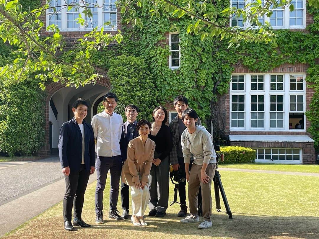 のインスタグラム：「生命力、溢れていました。 母校にて 卒業生のキャリアインタビュー収録 に呼んで頂きました。  なんて美しいキャンパスでしょう✨ 🌿新緑の青々とした香り🌳 何度も深呼吸してきました。  中高生向けに 大学時代、その後のキャリアを お話しするうちに 自分自身の今後のキャリア を思い描く貴重な機会になりました。  80歳まで走って、 人生の終わりを迎える😌  ちょっと先の話に行きすぎました？🤔  今回面白いなと思ったのは インタビュアーが 大学広報の方ではなく コンサルティング会社の方だったこと。  大学経営もより戦略的に なっていると実感しました。  そのインタビュアーが 先日CFO参上で取材した会社とも 深い繋がりがあって 話が盛り上がりました🤝  長い清々しい金曜日でした。  長いお休みの方も いつもの週末の方も よい時間をお過ごしください  #立教大学 #キャリア #新緑2023」
