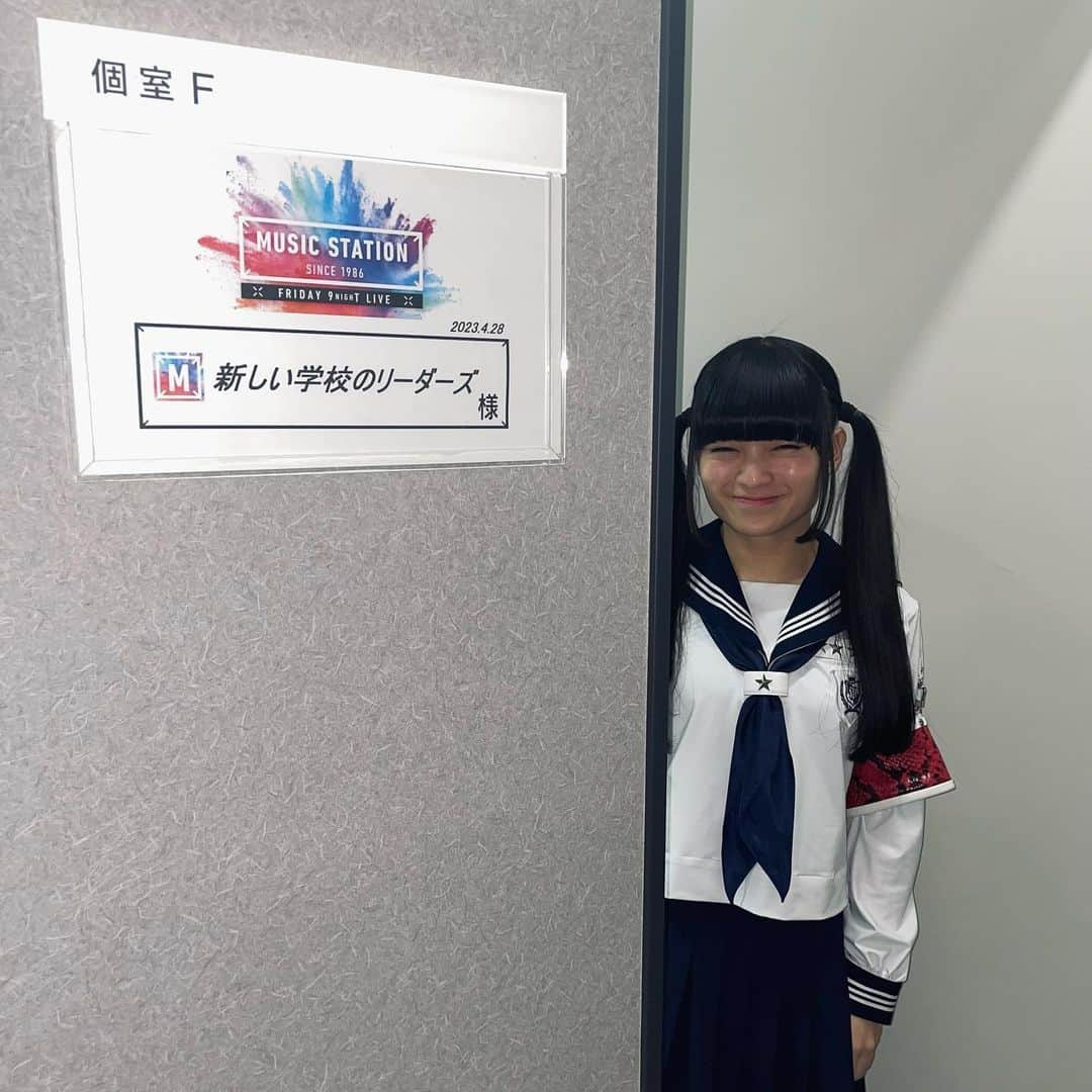 MIZYUのインスタグラム：「4/28 MUSIC STATION 初出演 ［オトナブルー］🪩🪩🎆🌠 Mステ楽しませて頂きました！！ Ⓜ️ Ⓜ️Ⓜ️ Ⓜ️ Ⓜ️  タモリさんに青春日本代表靴下を贈り、放送後左手に握りしめて楽屋に戻って行かれた姿、目に焼き付けた、忘れません！」