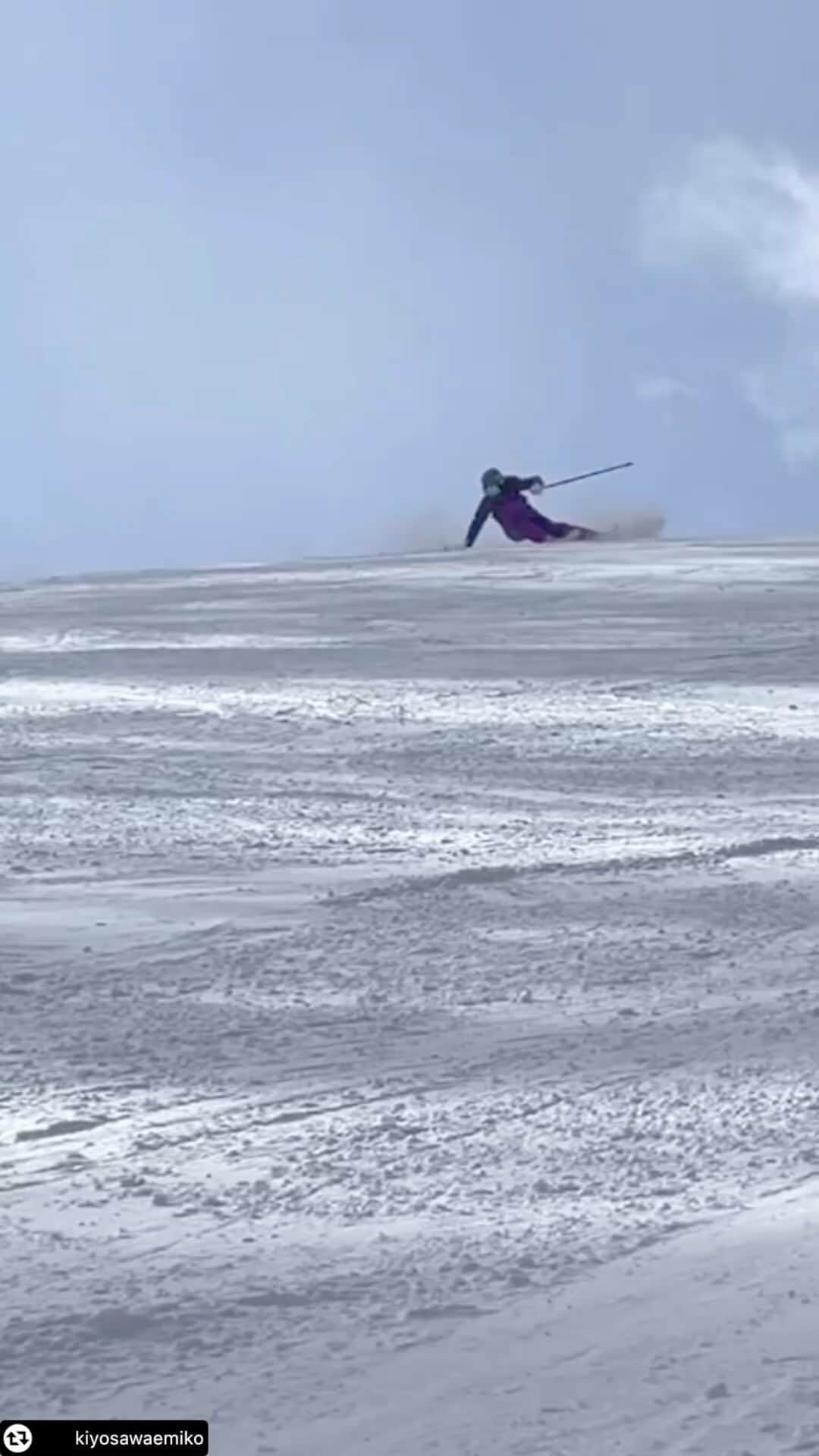 清澤恵美子のインスタグラム：「Repost- @kiyosawaemiko スキー動画🎿 #ミディアムターン #前半に圧かけない滑り #足首なんて前に入れない　#ただのスキーヤー　#スキー大好き #目線が先行してるのはNG  #何もしてない滑り #ママスキーヤー  Ski @boots @fischertuningbase  Helmet @shred.skiing.japan  wear @goldwin_jp  Pole @leki.ski.outdoor  Wax @gallium_wax  Boot tune @hatchery_setagaya  Insole @ba2ne_insole」