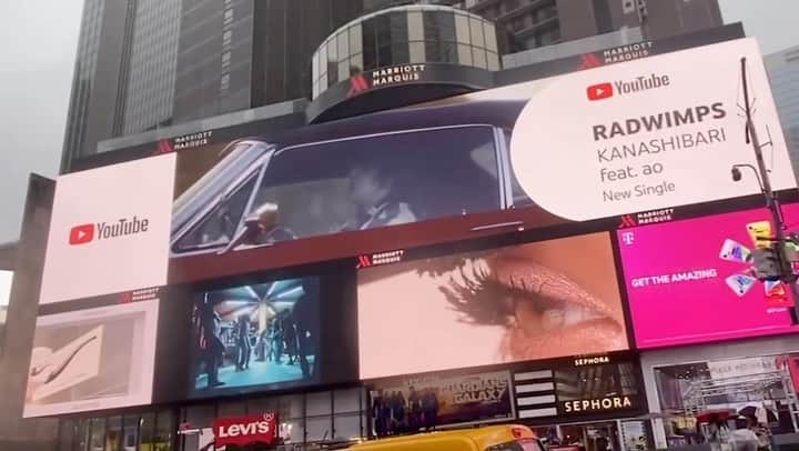 RADWIMPSのインスタグラム：「Thank you YouTubeMusic ! Make sure to check out our digital billboard at Times Square in NYC available till May 3rd and see you at Palladium Times Square today and tmr!  NY Times SquareにてYouTubeMusic の屋外広告が展開中！  #YouTube #YouTubeMusic #RAD_NAtour2023 #PalladiumTimesSquare #KANASHIBARI」