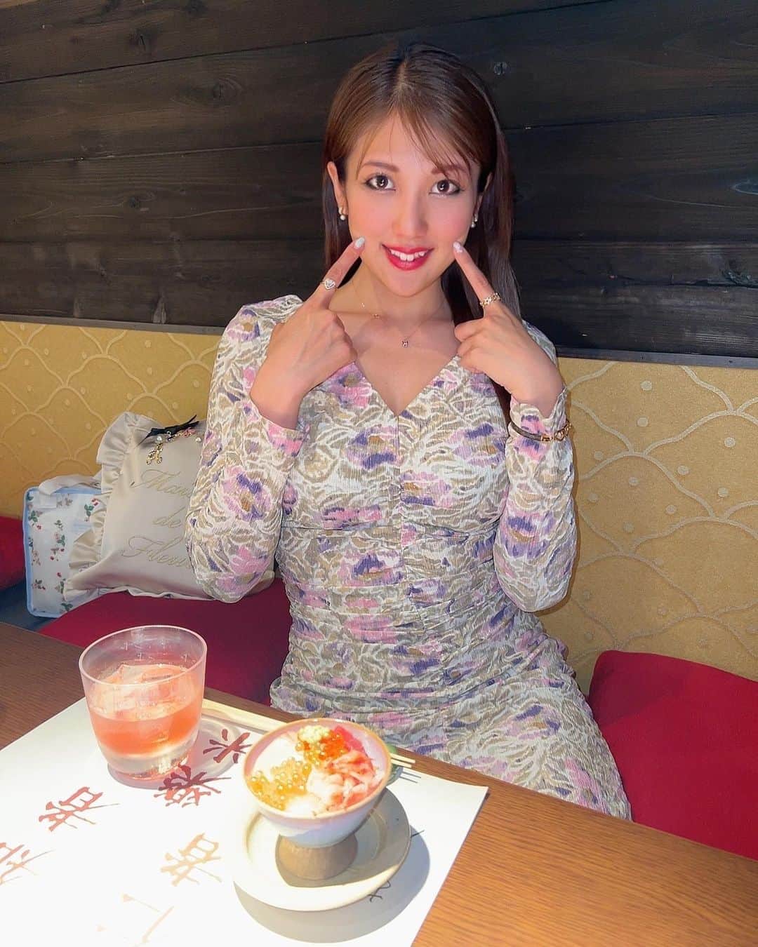 神谷麻美さんのインスタグラム写真 - (神谷麻美Instagram)「#おこん で、うに肉の土鍋ご飯のコース食べたよ🥰💖✨️ 全部すごく美味しいよ💖🫶💖🌈💖✨️  まずウェルカムライスから始まるの💖✨️  #土鍋ご飯 から美味しすぎ💖😋🍚🌈💖✨️ #森のくまさん 🧸🍚💖熊本県産💕✨️  #うに肉の土鍋ご飯 は、 キャビア、いくら、うに がのってて豪華で贅沢なご飯を ローストビーフで巻いて食べるの💖 贅沢すぎ〜🥰💖✨️美味しすぎ❤️✨️  #牛カツ は、 極厚のヒレ肉をレアに揚げてて、サクッてしてて柔らくて、とても美味しかったぁ🥰💖✨️ しかもボリューム満点だよっ🥰💖✨️   #ちらし寿司 も海鮮いっぱいで美味しかったぁ💖🐟🦐💖✨️  PR @oyaizudaisuke #東京グルメ #渋谷グルメ #代々木上原グルメ」4月30日 8時24分 - asamice428