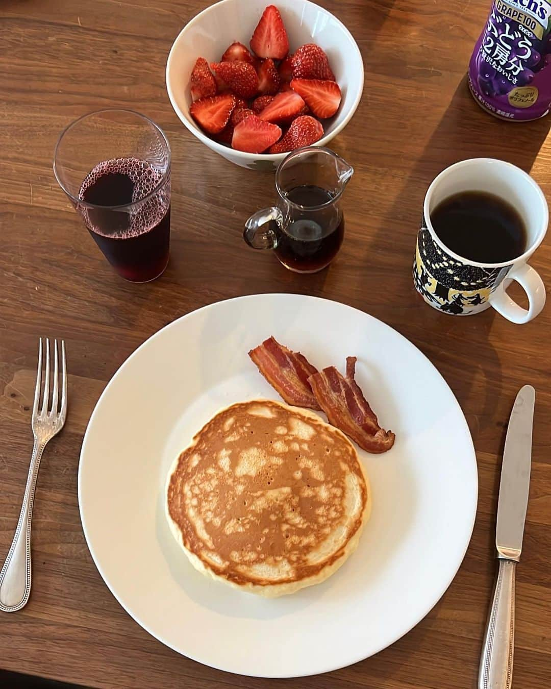 渡辺佳子のインスタグラム：「今日の朝ごはんはホットケーキ。  ゴールデンウィーク。 雨が降っちゃうとやる事ないよ。 公園に行きたかったんだけどな。。  今日は息子とホットケーキを作りました。  #今日の朝ごはん #カリカリベーコンとメープルシロップとホットケーキ #最高の組み合わせ♡」