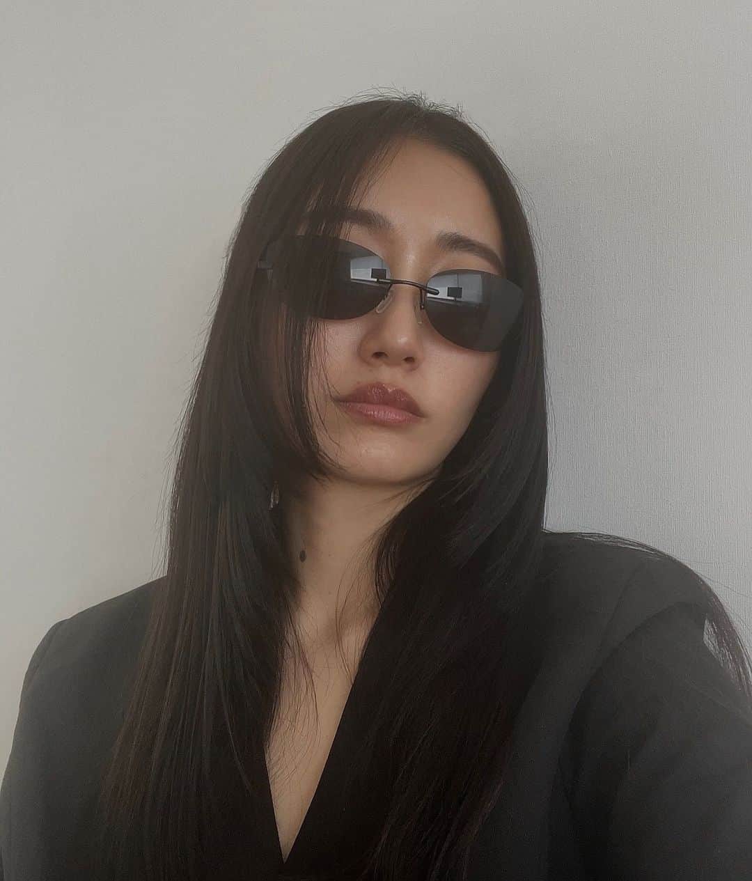 Icumi Oohamaのインスタグラム：「Shaggy✂︎  段々カットからシャギーカットにしました。 春なので軽くしたくて、後ろもレイヤード入れて♩ アップヘアしたいから顎からのカットにしたけど、やっぱり顎上からシャギーにしたいなー！次回はっ♩  髪質改善もしてサラサラ〜♡  cut @kimura_achikoh  treatment @allys__yuna」