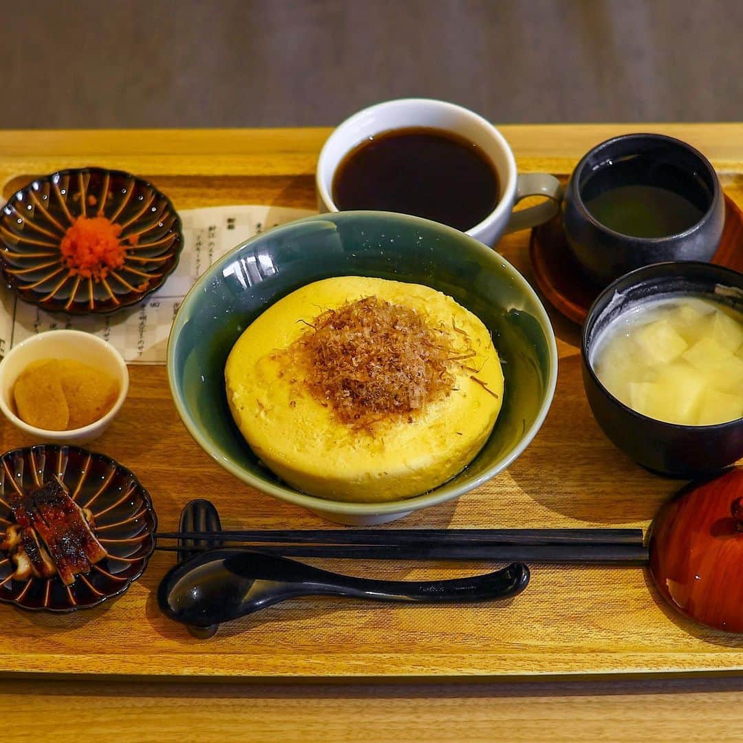 きょん。さんのインスタグラム写真 - (きょん。Instagram)「.  .  Unirウニール京都店 @unir_kyoto_shichijo  ふわっふわでふっかふかな 卵焼きを楽しめる 「究極の卵焼き定食」。  卵かけごはん、ならぬ、 卵焼き乗せごはん。  ご飯屋さんではなくって、 まさかの「Unir」でたべられるという衝撃...！  鰻を合わせたり、 明太子や泡醤油を絡めたりも◎  数量限定みたいだけど、 事前予約もできるそうです✍️  店名:Unirウニール京都店 住所:京都府京都市下京区夷之町730  #Unir#ウニール#breakfast#卵焼き #kyototrip#kyotofood#京都駅グルメ」4月30日 8時42分 - kyon_tokiiro