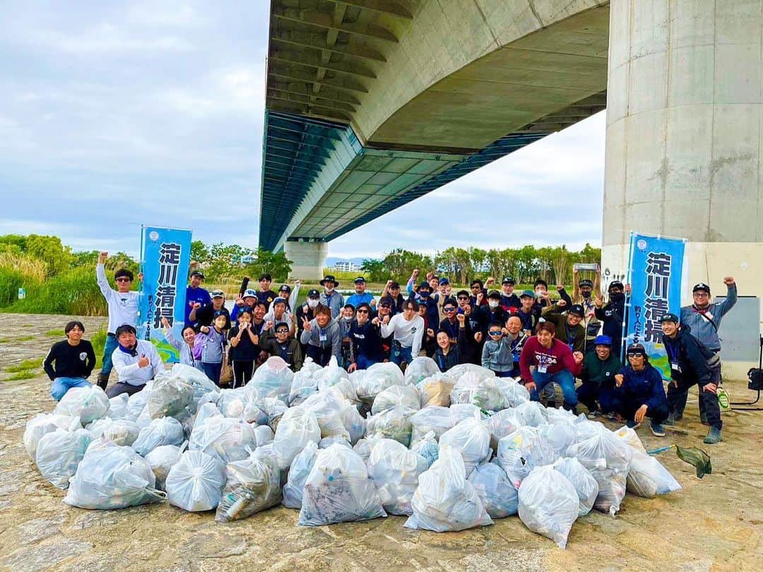 のインスタグラム：「第14回 淀川清掃🤤 参加者47名のご参加で45Lのゴミ袋145袋と過去最大級のゴミの量🙆‍♂️  今回も皆さんのおかげでめちゃくちゃ楽しく終えれました！ 運営、参加者の皆さん、学生さん、協賛メーカー様本当にありがとうございます🫶  ええやんかぁ‼️  #淀川清掃 #城北ワンド #釣り人が居れば水辺は綺麗になる  #清掃活動  #アングラーズ #アングラーズマイスター #Megabass #メガバス #ryugi #リュウギ  #x_metal #bigfish1983 #bigfish #hungrybear #glitchoil #fishing #bassfishing #釣り #バス釣り #バスフィッシング #lurefishing #happy #淀川番長 #ええやんかぁ #ええやんかぁの輪」