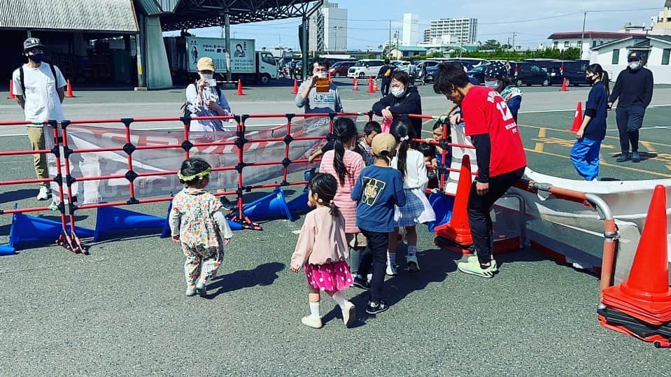 吉田眞紀人さんのインスタグラム写真 - (吉田眞紀人Instagram)「...  昨日、#木更津魚市場 でイベントがありました！  そのイベントの中で子どもたちとサッカーを楽しみました⚽️ 普段サッカーをやっていない子もたくさん参加してくれました👏 こういったきっかけを元に、子どもたちが身体を動かすこと、そしてスポーツは楽しいものだと感じて貰えたら嬉しいですね！  お父さんお母さんも参加してくれたり、楽しんでる我が子を温かい目で見守ってる姿も印象的でした😊  マグロの解体ショーを見れなかったのが心残りですが、楽しい時間を皆さんと過ごせて良かったです！！  ありがとうございました🙏 ... #吉田まきと #スポーツで健康に #木更津市出身初のJリーガー #木更津 #木更津市議会議員 #木更津に新しい景色を」4月30日 8時51分 - makito_official