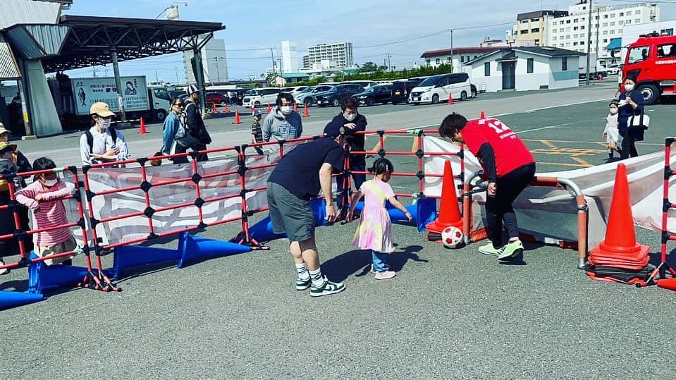 吉田眞紀人さんのインスタグラム写真 - (吉田眞紀人Instagram)「...  昨日、#木更津魚市場 でイベントがありました！  そのイベントの中で子どもたちとサッカーを楽しみました⚽️ 普段サッカーをやっていない子もたくさん参加してくれました👏 こういったきっかけを元に、子どもたちが身体を動かすこと、そしてスポーツは楽しいものだと感じて貰えたら嬉しいですね！  お父さんお母さんも参加してくれたり、楽しんでる我が子を温かい目で見守ってる姿も印象的でした😊  マグロの解体ショーを見れなかったのが心残りですが、楽しい時間を皆さんと過ごせて良かったです！！  ありがとうございました🙏 ... #吉田まきと #スポーツで健康に #木更津市出身初のJリーガー #木更津 #木更津市議会議員 #木更津に新しい景色を」4月30日 8時51分 - makito_official