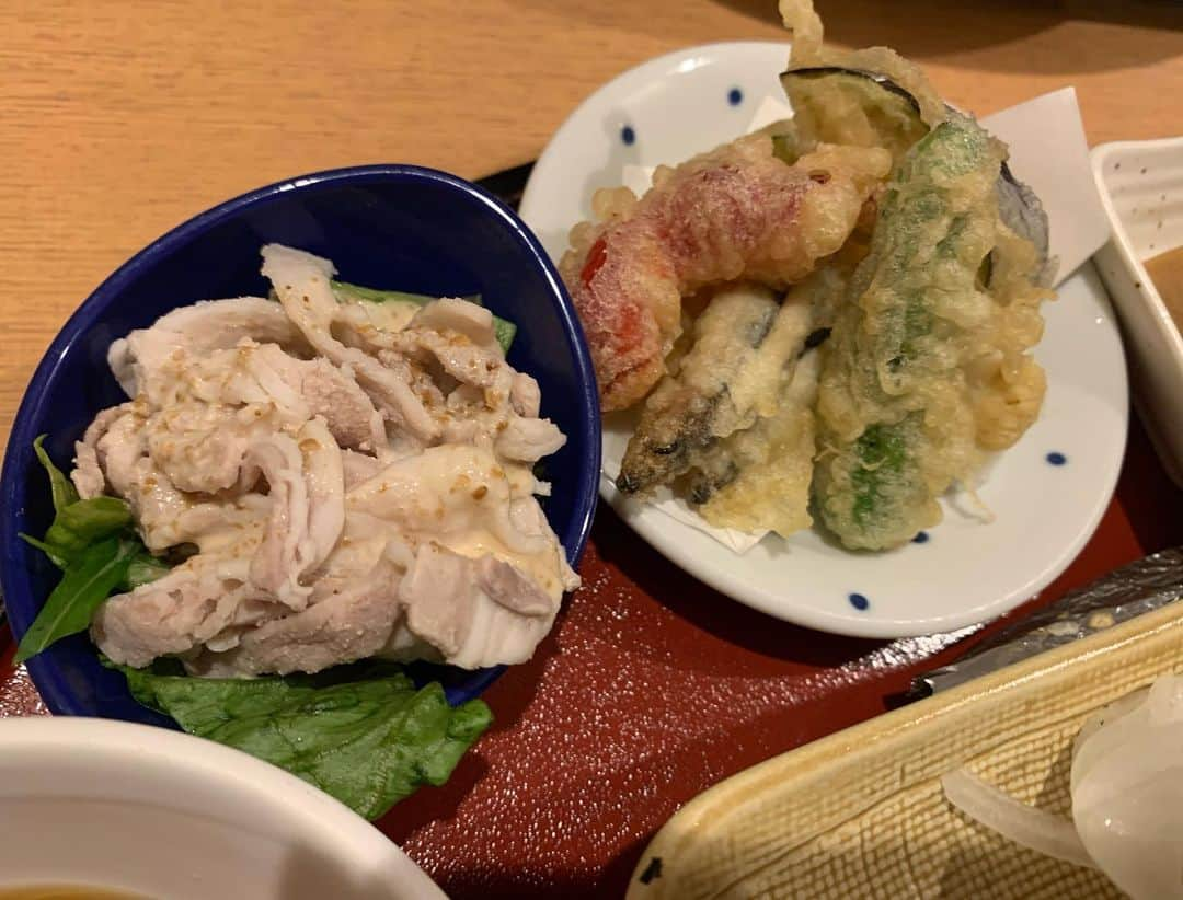 昴生さんのインスタグラム写真 - (昴生Instagram)「昼飯！！ #昨日は #有楽町朝日ホール  #で出張ルミネ！ #合間に #家族とランチ！ #高知のアンテナショップの2階にある #おきゃく さん！ #まるごとおきゃく御前！ #この御前様はすごい！ #カツオのたたきに #高知野菜の天ぷらに #四万十ポーク米豚の冷しゃぶに #ちりめん丼！ #全部うまいー！ #アンテナショップの上にあるから #もう味のアンテナビンビン！ #ほんまに新鮮でここは桂浜かと思うほど！ #四万十鶏の唐揚げ  #も追加で注文して #家族笑顔！ #高知県観光特使  #をやらせていただいているので #特使の顔で入店させたいただきました！ #特使だ #という顔は誰にもされませんでしたが #特使の顔で帰りました！」4月30日 8時51分 - mikikousei