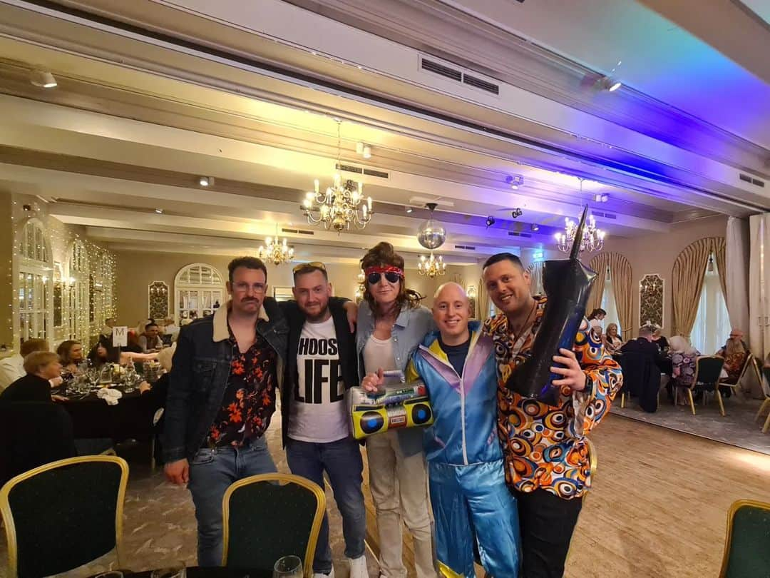 オリバー・フェルプスさんのインスタグラム写真 - (オリバー・フェルプスInstagram)「When your mates and yourself turn up to a 80s night & are the only ones dressed up 😅  But I wouldn't change it for the world.  #80s #mullet #oldestfriendsarebestfriends」4月30日 8時48分 - oliver_phelps