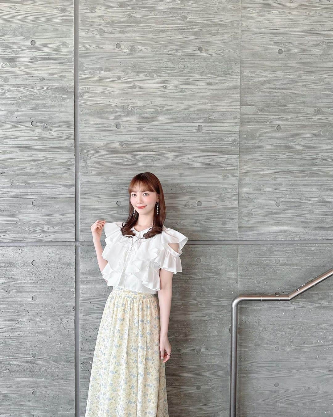 山根千佳のインスタグラム：「. . おはようございます🥱 今日も1日ロケです！！！  先日の衣装💐 このブラウスが私服でも着たいくらい可愛い…♡ スカートは勿論、パンツスタイルにも合いそう🧸  そして本日19:00〜 「Artist spoken」OAです！！  よろしくお願い致します🙃 . . #cocodeal #ココディール  #lilliancarat #リリアンカラット  #パールピアス #パールアクセサリー  #サンダル #randa #春服 #夏服  #トップス #ブラウス #ブラウスコーデ  #スカートコーデ #ミディアムヘア」