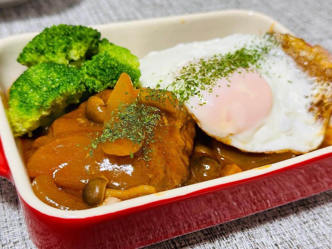 岩佐美咲のインスタグラム：「おはようございます🐶　　　　　　　　 昨日の夕飯の煮込みハンバーグ🍽  　　　　　　　　　　　　　　　　　　　　　　　　　　　　　　　　　 　　　　　　　　　　　　　　　　　 #煮込みハンバーグ #ハンバーグ #目玉焼き #たまご #卵 #ポテトサラダ #味噌汁 #ごはん #自炊 #料理 #夜ご飯 #献立 #gm #cooking #food」