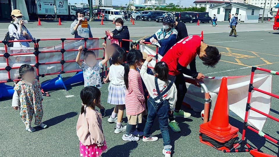 吉田眞紀人のインスタグラム：「...  昨日、#木更津魚市場 でイベントがありました！  そのイベントの中で子どもたちとサッカーを楽しみました⚽️ 普段サッカーをやっていない子もたくさん参加してくれました👏 こういったきっかけを元に、子どもたちが身体を動かすこと、そしてスポーツは楽しいものだと感じて貰えたら嬉しいですね！  お父さんお母さんも参加してくれたり、楽しんでる我が子を温かい目で見守ってる姿も印象的でした😊  マグロの解体ショーを見れなかったのが心残りですが、楽しい時間を皆さんと過ごせて良かったです！！  ありがとうございました🙏 ... #吉田まきと #スポーツで健康に #木更津市出身初のJリーガー #木更津 #木更津市議会議員 #木更津に新しい景色を」