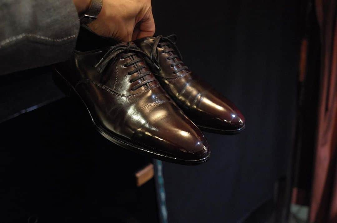 Yuya Hasegawaさんのインスタグラム写真 - (Yuya HasegawaInstagram)「@johnlobb   私事ですが本日で株式会社BOOT BLACK JAPANの第16期が終わります。コロナ禍で大変なピンチを迎え、今もなお奮闘中なのは変わらないのですが沢山のお客様、関係者の方々、スタッフのみんな、家族に支えられて今があります。心から感謝、本当にありがとうございます！  第17期の弊社の目標は【納期遅れ0】です！なんやかんたんやないかと思われるかもしれませんが当たり前のことを当たり前にやる難しさ。これがいまだに出来ていない！ここで来期の会社目標を開示したのは自分たちへのプレッシャーをかけまくるためです。  みんな！！絶対に納期遅れ0達成させよう！！  皆さんも我々に厳しく叱咤激励を引き続きよろしくお願いします！  #株式会社bootblackjapan  #第17期の挑戦 #brifth #theshoeshineandbar #makesense #当たり前のことを当たり前にやる #写真の靴は14回目の磨きを施したジョンロブ、とろとろピカピカのゴッドシューズです。」4月30日 8時55分 - yuya.hasegawa.brift.h