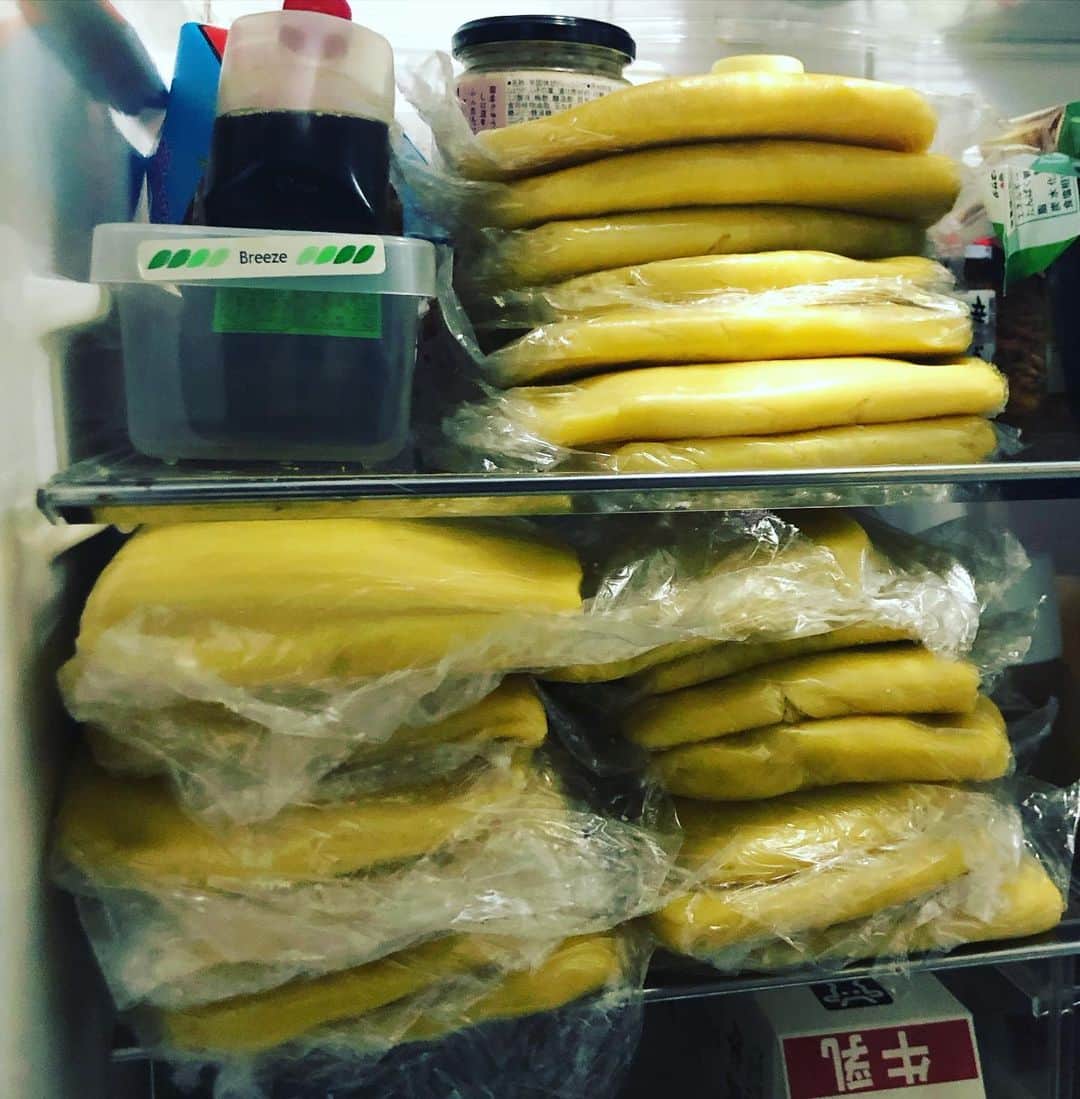 水谷さるころのインスタグラム：「仕込み後、翌日の焼き日にそなえ、我が家の冷蔵庫を圧迫するクッキー生地。クッキー200枚（予備含めてプラスアルファ）が色んな意味で限界だなと思った。これを運搬するのが1番大変だった。重いから…。」