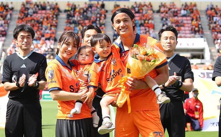 高橋祐治のインスタグラム：「Jリーグ200試合⚽️ 感謝の気持ちを持ってこれからも頑張ります！  最高な雰囲気と熱い応援をありがとうございました！  #spulse  #高橋祐治 #息子 #あきちゃ」