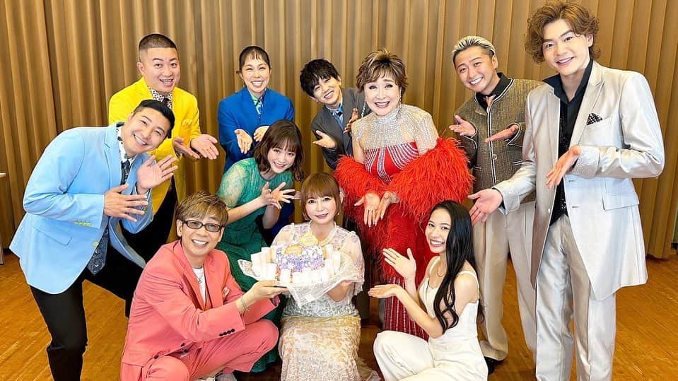 大原櫻子のインスタグラム：「フレンズ・オブ・ディズニーコンサート2023  ありがとうございました✨🎻  とても豪華な方々と共演させていただきました…。 自分が出演者側なのに、裏では、ファンとして、皆さんの歌を聴いて、幸せな時間を過ごしていました😂  ファンクラブのブログで、たくさん色々書きたいと思いますが…  コラボしていただいた皆さん、 緊張していた私を、グッと支えてくださったこと、感謝でいっぱいです🥺  プライベートでも仲良くさせてもらってる屋比久ちゃんとのコラボは、決まった時から、飛び上がるほど嬉しかったです… ハモリはとても難しかったけど、2人で歌うたび、毎回毎回、嬉しさで涙が出そうでした。しかもそれが「Color of the window」✨いつかまた歌いたい…  そしてDa-iCEの花村想太さん。 「とびら開けて」を歌うのは、とても責任感がありました。それでも、自然と楽しく歌えたのは花村さんだったからだと感じております。お互い、自曲の中には、振り付け師が、共通のYWKIさんだったりして、盛り上がっておりました！とっても楽しかった🥺  そして、濱田めぐみさんが歌うはずだった「美女と野獣」。 私自信、めぐさんの歌を聴くのを楽しみにしておりました。 シュガーさんこと、佐藤隆紀さんが、真摯に協力してくださり、なんとかなんとか、お届けすることができました。 1日も早く、めぐさん、良くなりますように…  はぁ、久々に、インスタにこんなにたくさん書いた笑 でもまだまだ話したいことある、から、続きはブログで😘  あ、でもこれだけは！ しょこたんさんこと、中川翔子さん、ご結婚おめでとうございます🎊 帰り際、ご挨拶したら、 「大原家に幸あれ！！」って大きな声をいただけた喜び、忘れません✨ らぶです❤️  今日からはツアーモード！！ 福岡、待ってろぉ🔥」