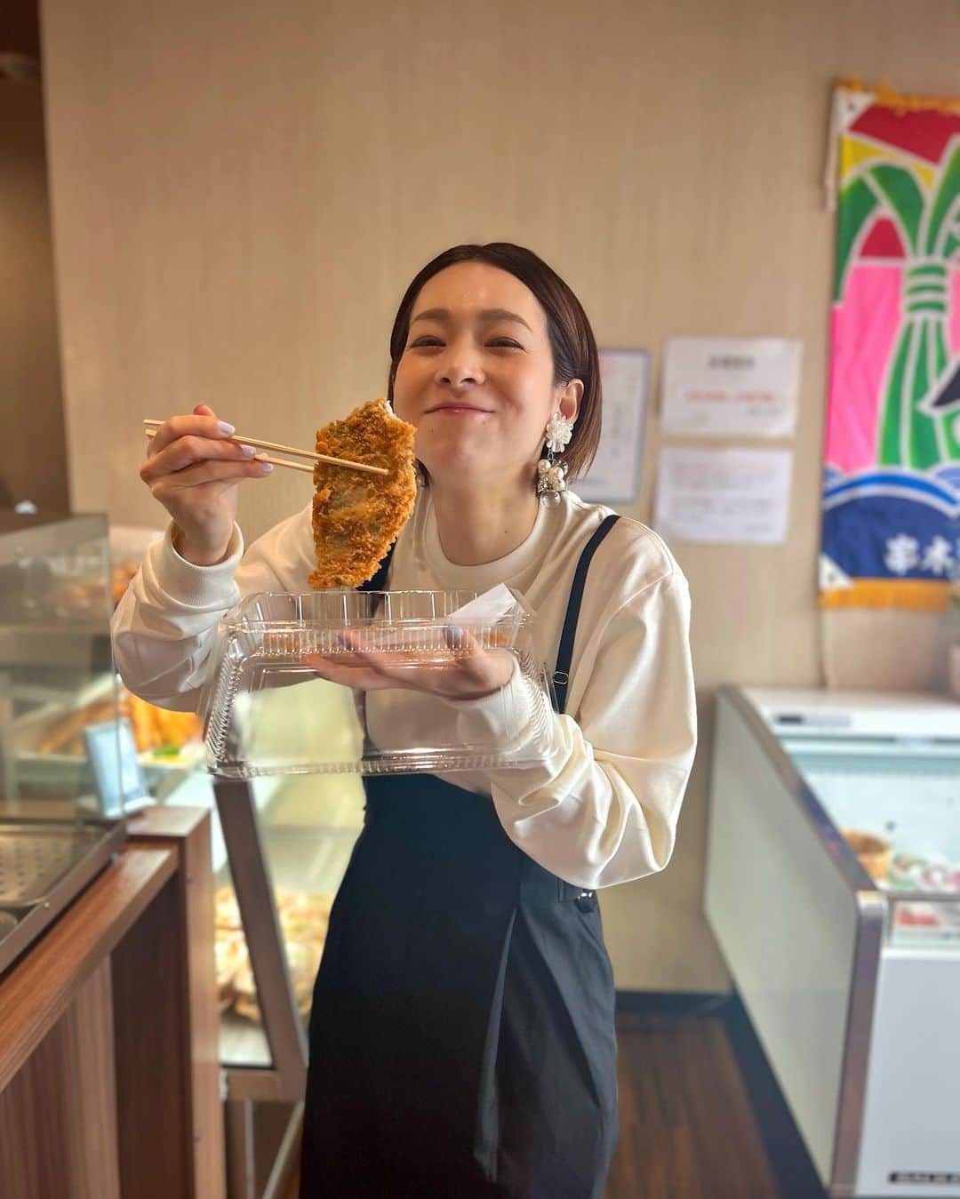 酒井瞳のインスタグラム：「ゴールデンウィーク初日は  弾丸宮崎ロケでしたが  朝の空港がとっても賑わっていて  きっとみなさんこれから楽しい予定のスタートなんだろうなぁ😆‼️  宮崎にも沢山の方が訪れていたのですが  観光も良し、グルメも良し、自然にたっぷり癒されて  満喫してください☀️✨  #宮崎 #宮崎ランチ #宮崎グルメ #アジフライ #生アジフライ #美味しい #魚がし三代目」