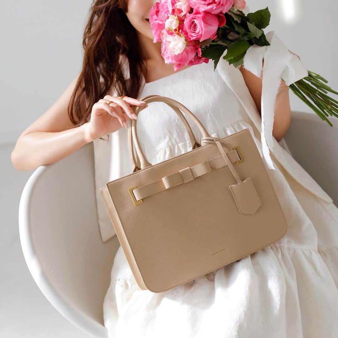 Samantha Thavasaさんのインスタグラム写真 - (Samantha ThavasaInstagram)「Tote bag  サマンサタバサで愛され続ける 「エムシュシュ」の新作デザインが登場♪  上品な質感の牛革素材に、 フロントのリボンディテールが優しい甘さをプラス。  大人ガーリーなスタイルにもマッチします。  #samanthathavasa  #サマンサタバサ  #bag  #fashion  #totebag  #トートバッグ  #beige  #ribbon  #リボン」4月30日 9時15分 - samantha.thavasa_official