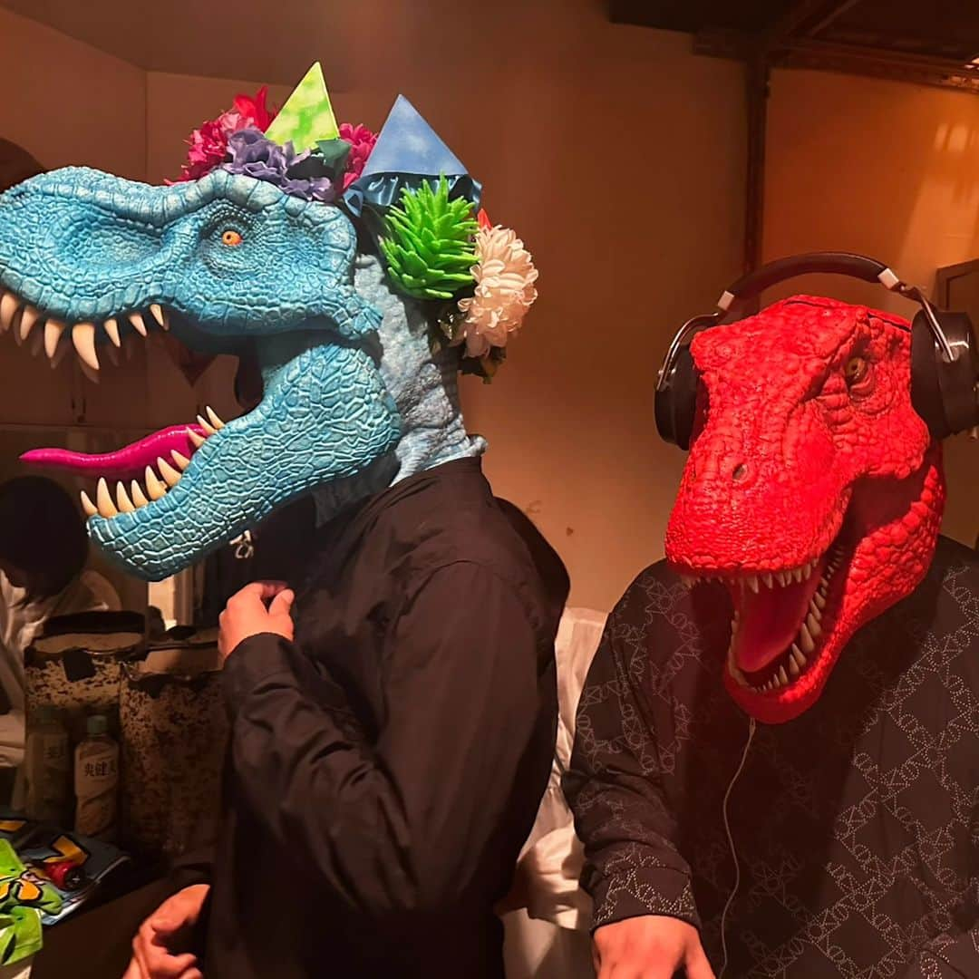 西野亮廣さんのインスタグラム写真 - (西野亮廣Instagram)「昨日はバンドザウルス@band_saurus のデビューライブがありました。 大人も子供も狂ったように盛り上がっていました。  一つ確かなことは、「今は、こんなことをしてる場合じゃない」ということ。 #映画制作が佳境  日本武道館を目指します。  @band_saurusのインスタをフォローしておいてください。  #青色の恐竜の名前はティラ様です」4月30日 9時16分 - japanesehandsome