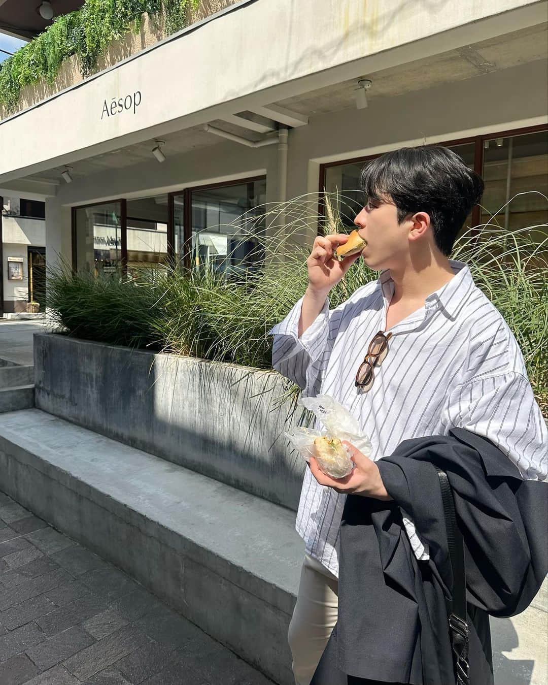 のインスタグラム：「朝の楽しみ🥯🥯🥯  ベーグル単体も美味しいけど、サンドも最高🥪🤤 その場で作って下さいます👨‍🍳  ドライトマトとクリームチーズのサンドが優勝してる🍅🧀 (お腹空きすぎて写真撮り忘れました)  お店の方も親切で素敵なお店です🤤🥯  @bagel.base  📍自由が丘駅　徒歩6分 _________________________ #自由が丘 #自由が丘グルメ #自由が丘食べ歩き #自由が丘カフェ #東横線グルメ#自由が丘デート」