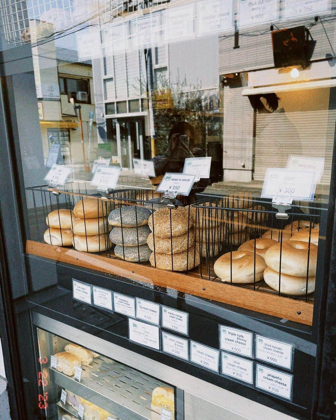 西片圭佑さんのインスタグラム写真 - (西片圭佑Instagram)「朝の楽しみ🥯🥯🥯  ベーグル単体も美味しいけど、サンドも最高🥪🤤 その場で作って下さいます👨‍🍳  ドライトマトとクリームチーズのサンドが優勝してる🍅🧀 (お腹空きすぎて写真撮り忘れました)  お店の方も親切で素敵なお店です🤤🥯  @bagel.base  📍自由が丘駅　徒歩6分 _________________________ #自由が丘 #自由が丘グルメ #自由が丘食べ歩き #自由が丘カフェ #東横線グルメ#自由が丘デート」4月30日 9時16分 - keisuke_nishikata