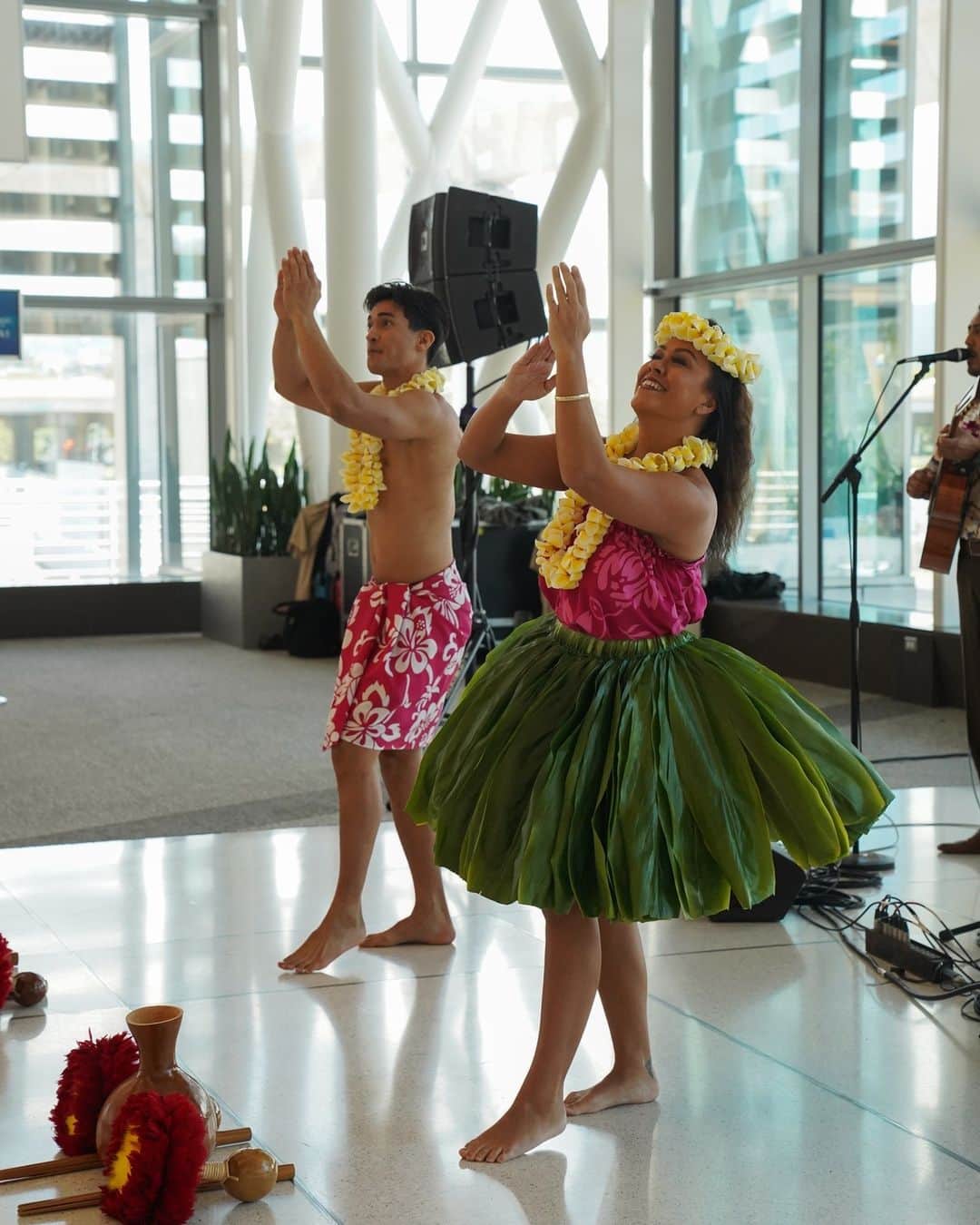 ハワイアン航空さんのインスタグラム写真 - (ハワイアン航空Instagram)「Aloha, Fukuoka!  ハワイ時間4月28日、ホノルル発福岡行き#HA827便 が福岡に向けて出発しました。ダニエル・K・イノウエ国際空港の搭乗ゲートではHawaiian Airlines Serenadersがハワイアンミュージックでお祝いをしました。 福岡は生憎の雨でしたが、雨はハワイでは"blessing（祝福）"と言われていて、まるで#プアラニ の到着を祝福しているかのようでした🥰 さあ、いよいよ日本時間の4月30日、福岡発ホノルル行き#HA828便 が運航を再開します✈✨  #PualaniProud  #HNLFUK #HA827 #ハワイ旅行 #福岡便再開 #ハワイ好きな人と繋がりたい」4月30日 0時32分 - hawaiianairlinesjp