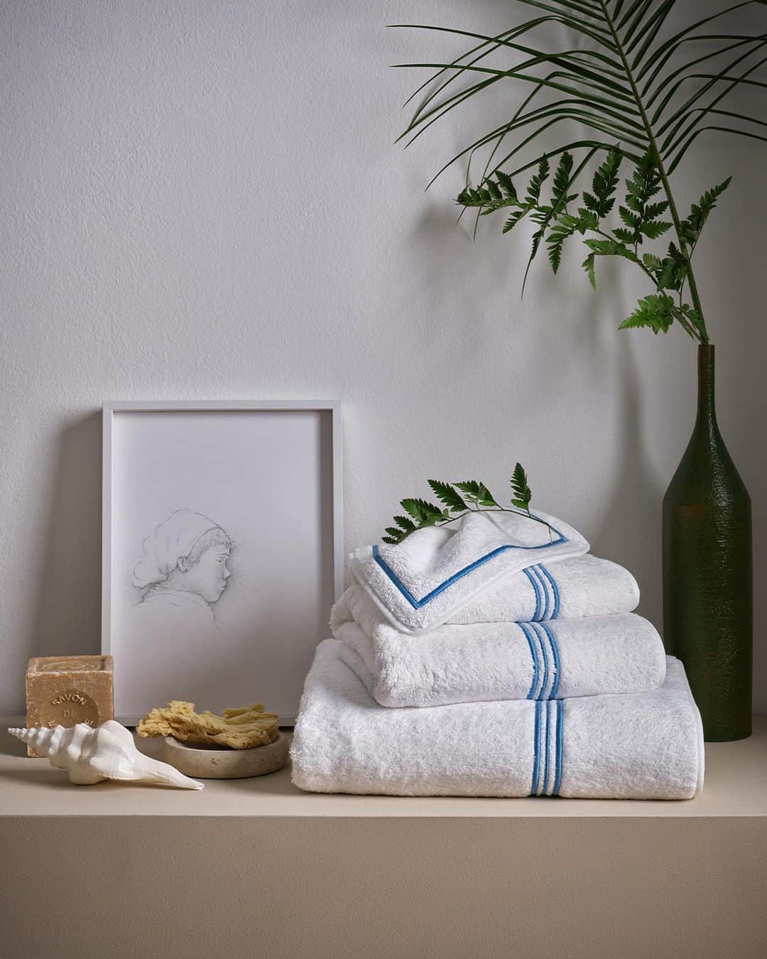 フレッテさんのインスタグラム写真 - (フレッテInstagram)「Add vibrancy to the bath with reimagined Triplo Bourdon towels, adorned with Lagoon Blue embroidery for the Spring/Summer season.   #Frette #FretteEsploratore」4月30日 0時26分 - fretteofficial