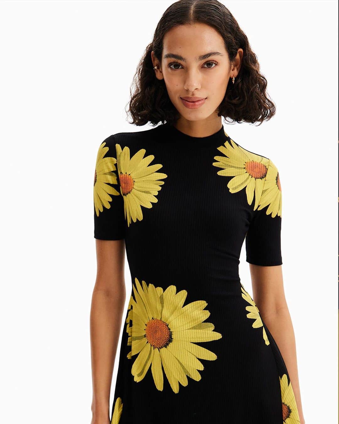デシグアルのインスタグラム：「You asked for it and we listened. The most-wanted Daisy dress is back in stores and online.   #NewDesigual」
