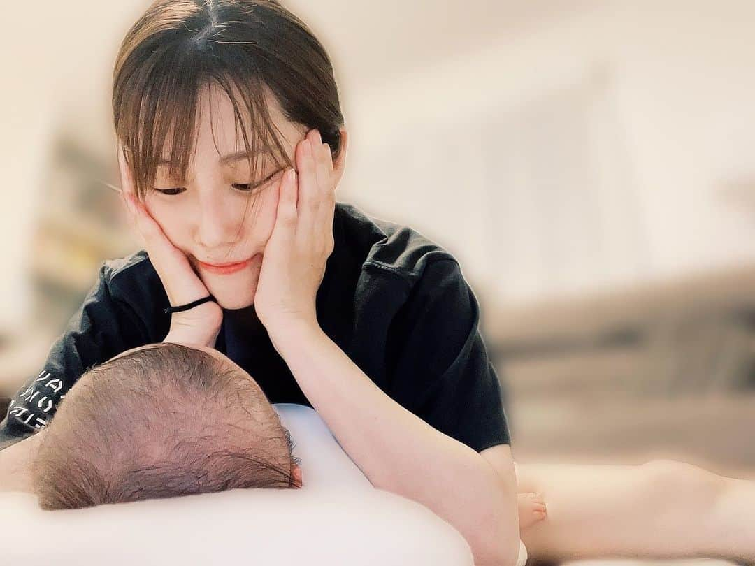 松田実里のインスタグラム：「⁡ 『産後のカラダ』 ⁡ お風呂後のストレッチはBabyにお手伝いしてもらってます♪ ⁡ 産後8ヶ月までは交通事故患者と同じ身体。 なんて聞いたことありますが、今のところ、 ⁡ □膝 □腰 □股関節 □指の関節 □肩 ⁡ の痛みが気になってます。 ⁡ 交通事故と聞くと、パッと思い浮かぶのは衝撃的な強めな痛みだったんだけど、実際はジワジワした痛みがずーっと続いているって感じです。 ⁡ なのでストレッチするとだいぶ楽になります。 ⁡ もともと身体が硬い方なので、マタニティーライフでだいぶ硬く戻ってましたが、目の前にBabyがいてくれるとがんばれます。 ⁡ ケアを怠るとのちのちの人生で支障が出ると聞いたので、しっかりとゆっくりとケアを続けたいと思います♪ ⁡ #産後 #マタニティ #ストレッチ #ケア #産後ケア #痛み改善 #膝痛 #腰痛 #関節痛 #股関節 #肩痛 #baby」