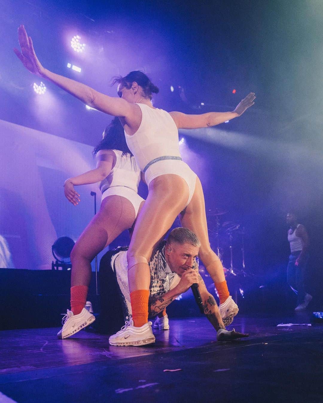 マックルモアーのインスタグラム：「Best caption wins…. I ❤️‍🔥you Offenbach.  Thank you for letting us get weird 🇩🇪」