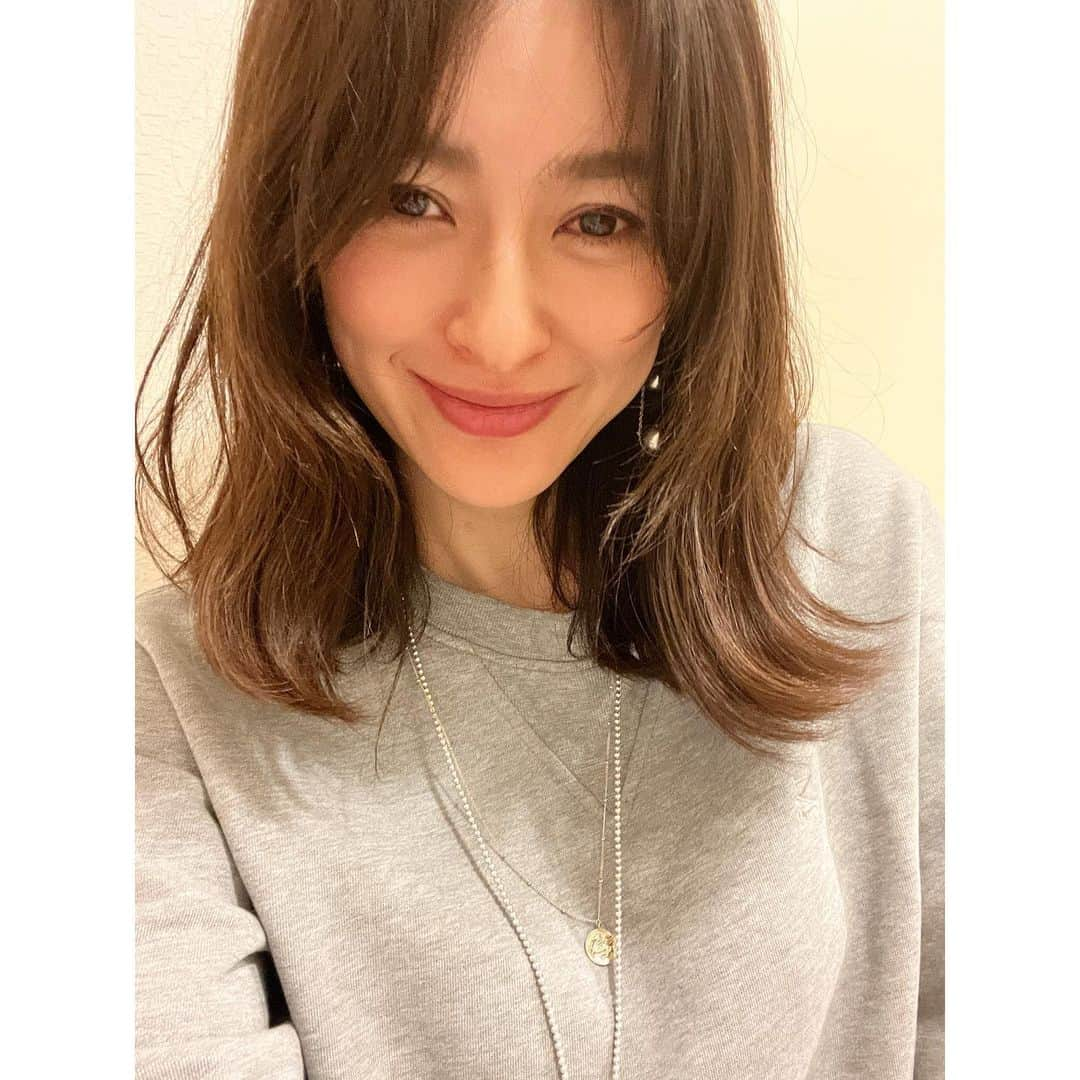 秋本祐希さんのインスタグラム写真 - (秋本祐希Instagram)「土曜日。 夕方  月に一度 かなり効果を感じている @rillee_on にて フェイスラインや目元のたるみを引き上げてもらった✨ 体重は平行線なのに "痩せた？"と聞かれるの。 顎下やエラ辺りの もっさり感が気にならなくなってきて スッキリしてきている証拠♡ @natural_forme しかり 継続は力なり✨ そして 大好きな @shiyuan211 にて 仲良しメンバーで焼肉&ホルモン鍋♡ happyな1日でした☺︎ おやすみなさい🌙 #happy #rilleeon #リフトアップ #beautycare」4月30日 0時30分 - ayuuki0908