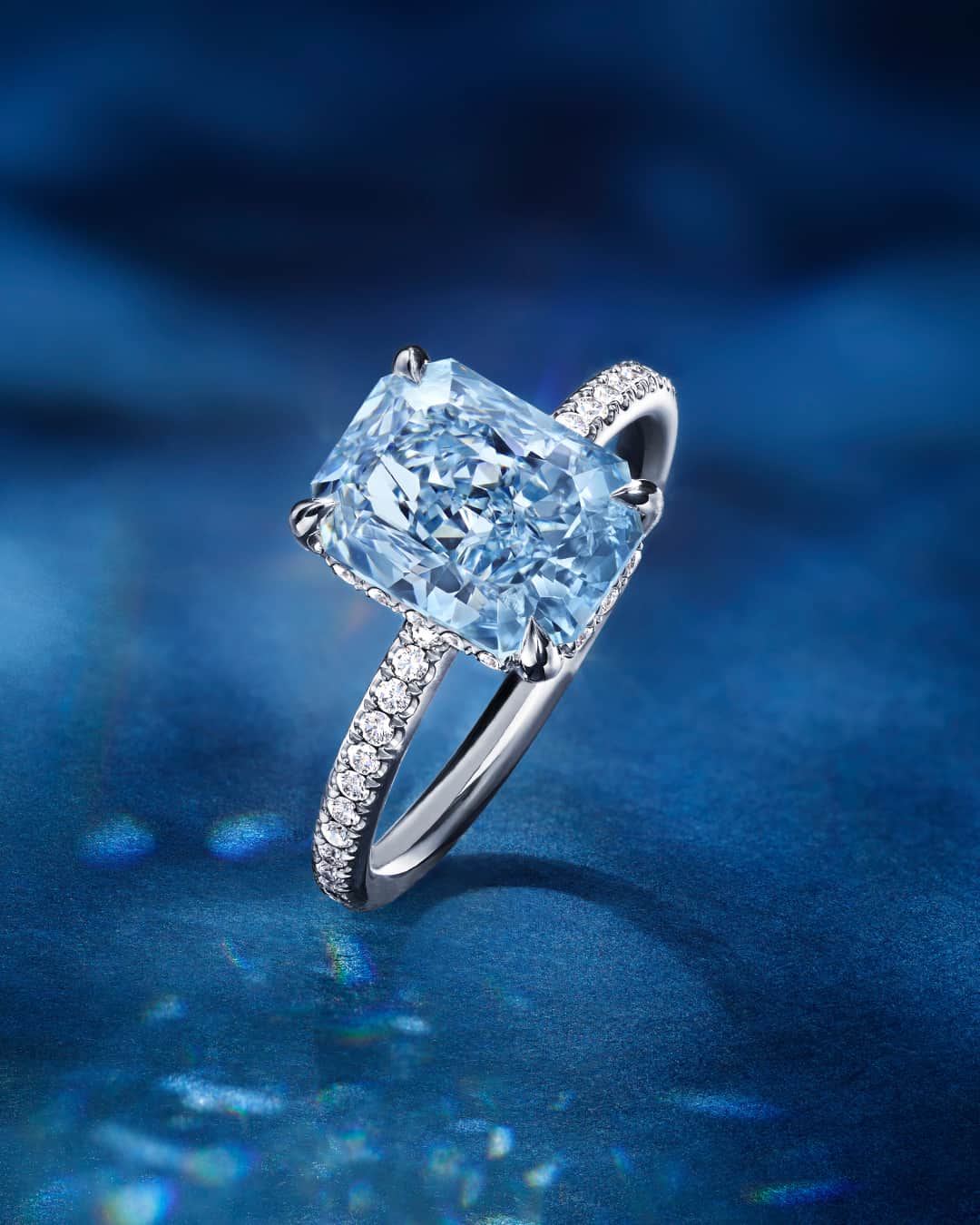 ハリー・ウィンストンのインスタグラム：「With a band set with 89 pavé diamonds embracing a radiant blue diamond center stone, this high jewelry ring captures the vision and passion of Mr. Winston, who was known as the “King of Diamonds.” Discover the Classic Winston Radiant Blue Diamond Pavé Ring along with the other brilliant pieces of the Hope Collection—link in bio. #HighJewelry #HarryWinston」