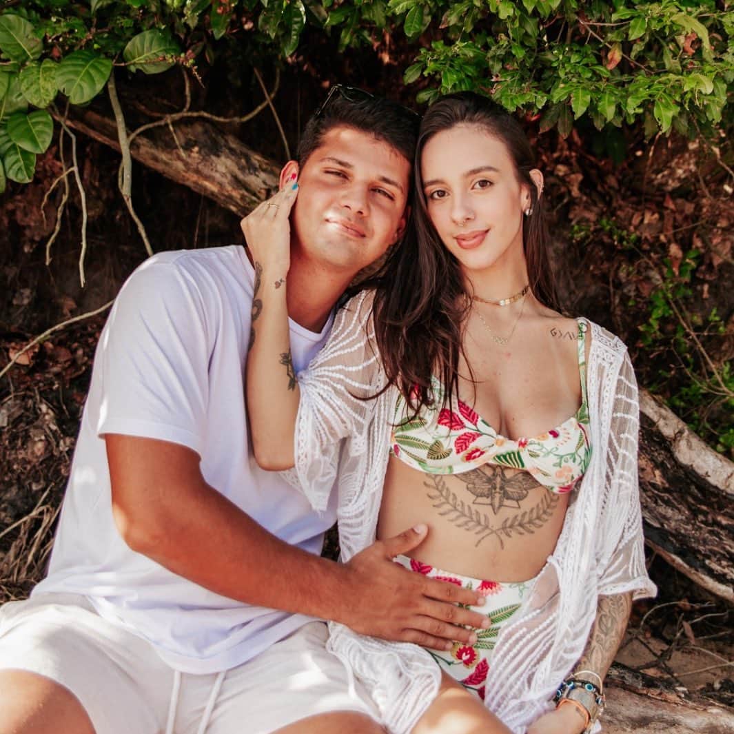 ガブリエル・モラエスのインスタグラム：「tanto amor, que viramos três 👨‍👩‍👧 minha família! ❤️♾️ . . .  @julinharodriguesfoto 📸」