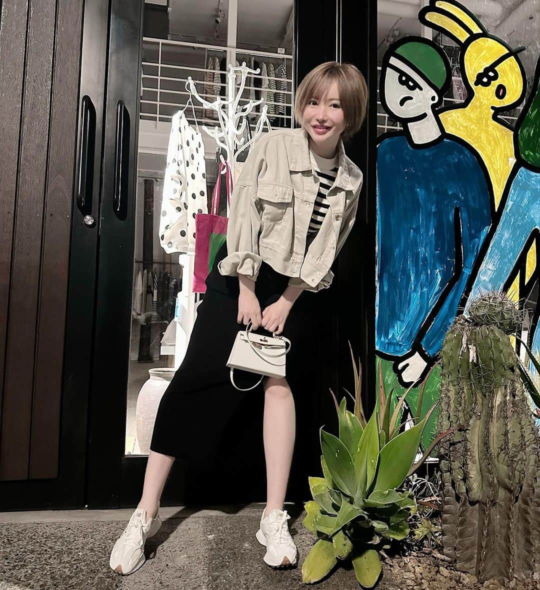 里美ゆりあのインスタグラム：「GWは皆さん何して過ごしますか？😊  ケリーミニの新色マッシュルーム とお出掛け✨✨  #gw #hermes  #kelly #mini #bag #collection  #エルメス #ケリー #マッシュルーム #mushroom  #new  #color」