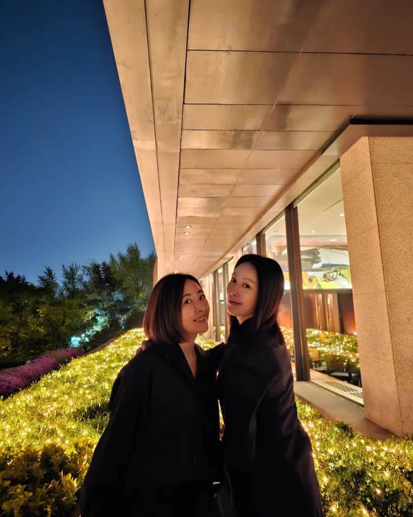 シム・ウンジンのインスタグラム：「#오늘아님  그 언젠가 이지언니랑 🤗」
