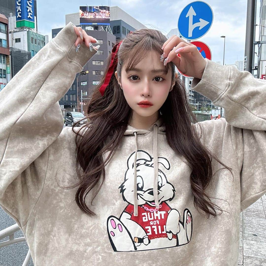 Raniのインスタグラム：「GUESSで一目惚れしたフーディーまさかのBANKSYコラボだった かわちい🫶 袖長めで後ろのロゴも🙆‍♂️  #guess #banksy #foodie #ootd #fashion #japanesegirl #japan #love #makeup #rabbit #idol #red #ribbon」
