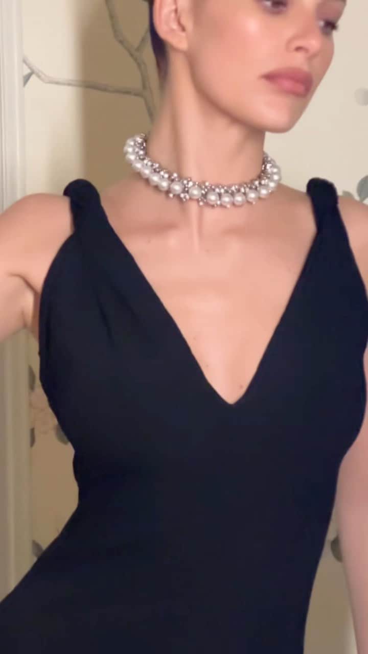 カミ・モローネのインスタグラム：「Nueva York 🌃 @voguemagazine pre party theme “Clutching Your Pearls”…so we gave it our best ‘Audrey’ in Breakfast At Tiffany’s 💙」