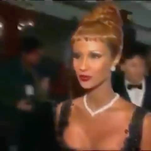 イマン・アブドゥルマジドのインスタグラム：「Lacroix Darling! @lacroixofficiel  Met Gala 1996 with Christian Lacroix #IMANarchive」
