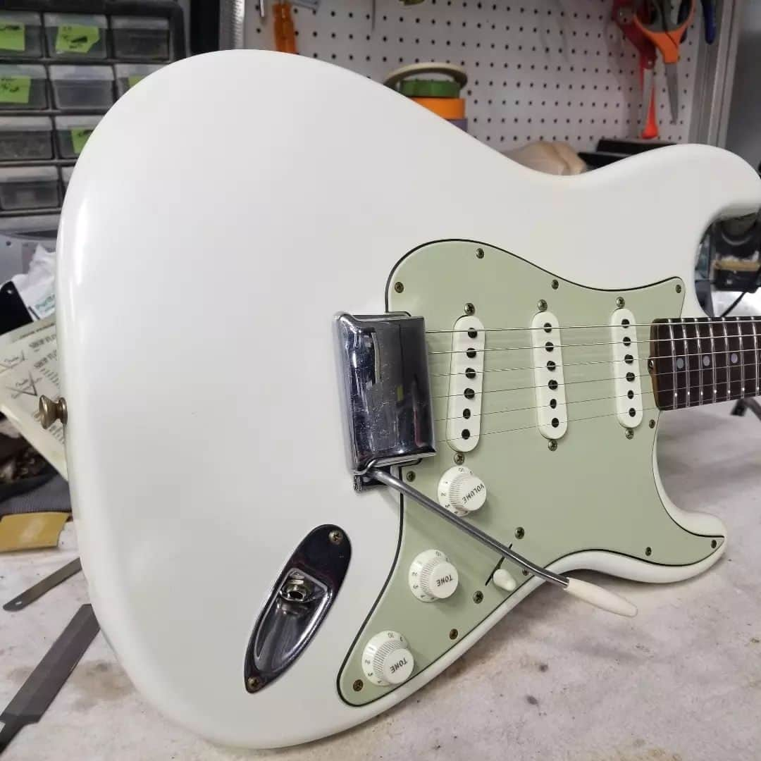 Fender Guitarさんのインスタグラム写真 - (Fender GuitarInstagram)「Celebrate #Straturday with this '64 Olympic White Strat built by @davidbrown_fender in the @fendercustomshop. It features a Brazilian fretboard and a Mint Green pickguard. Tag someone below who would love this one.」4月30日 1時04分 - fender