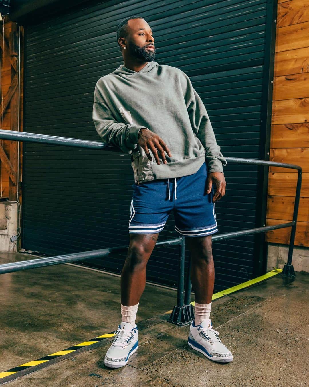 Jordanのインスタグラム：「Staying true to an OG silhouette.   Jordan Brand family members @juice_landry & @presidentmal take a step in the AJ3 'True Blue and Copper.'  Check out our IG Shop to cop💥」