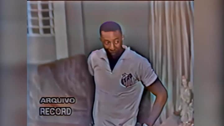 ペレのインスタグラム：「Este vídeo é pura nostalgia. Sorria lembrando da Família Trapo, com Pelé participando ao lado de lendas da comédia brasileira, como Jô Soares e Golias. O Rei era apaixonado por cultura e amava dar boas  risadas.  . This video is pure nostalgia. Smile remembering the Trapo Family, with Pelé participating alongside Brazilian comedy legends, such as Jô Soares and Golias. The King was passionate about culture and loved to have a good laugh.」