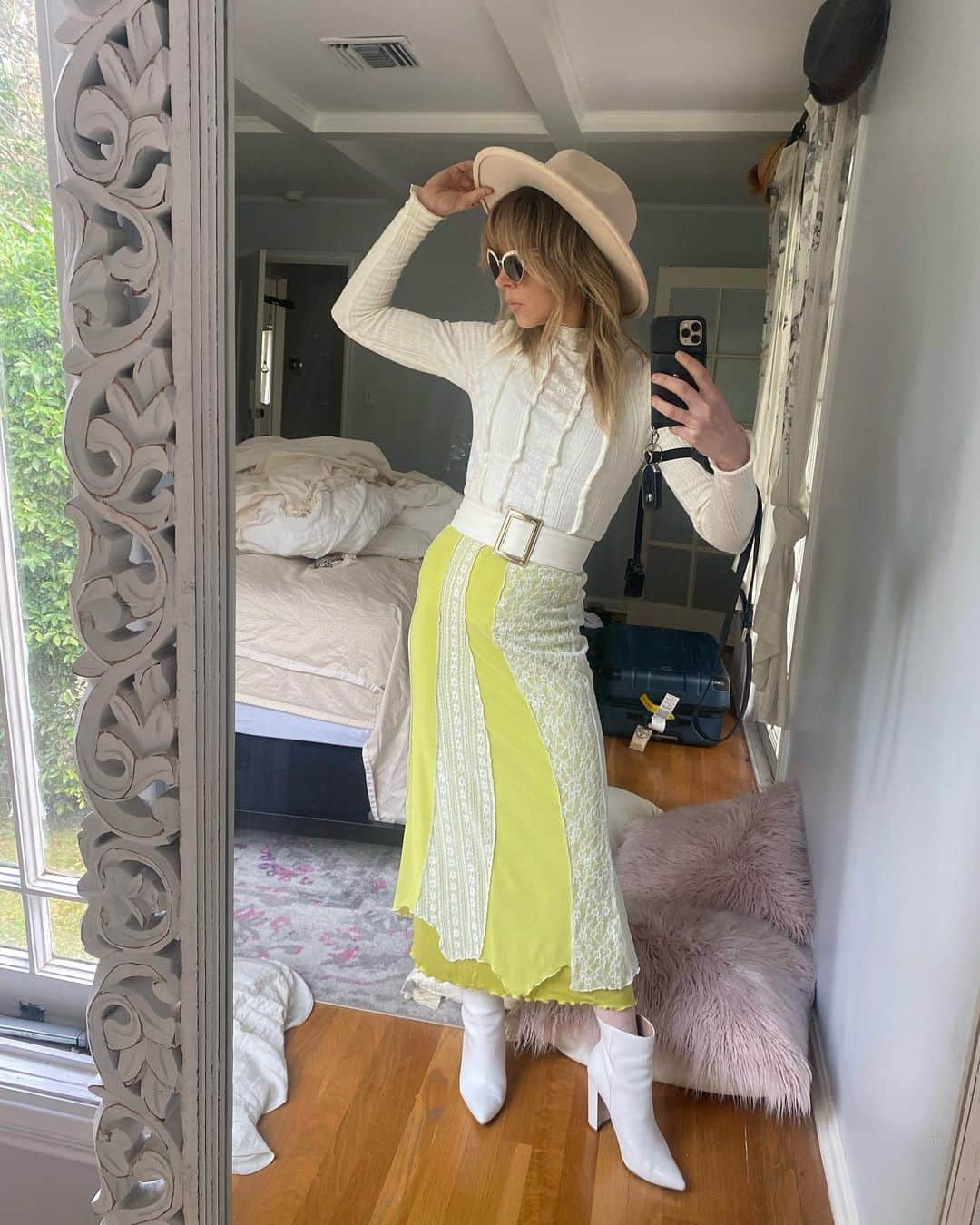 リンジー・スターリングのインスタグラム：「Note to self: clean room before mirror selfi」