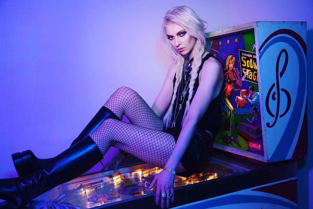 テイラー・モンセンのインスタグラム：「WORCESTER!  Tonight at the DCU center!  #pinballwizard photography and art direction @indiracesarine Hair @hairbyricardorojas  Makeup @robertomorelli1  Creative @theartistsg  @versace  @ysl」