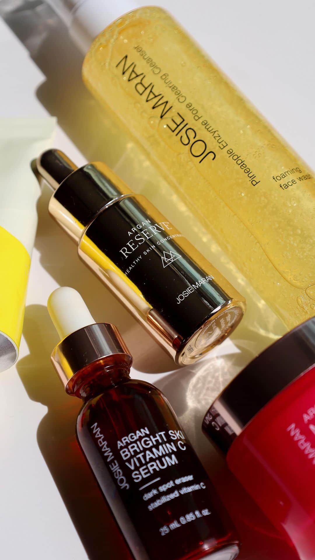 ジョジー・マランのインスタグラム：「Glow baby, glow baby, glow! If glowy skin is your thing, drop a ✨ below because here is THE ritual for you.」
