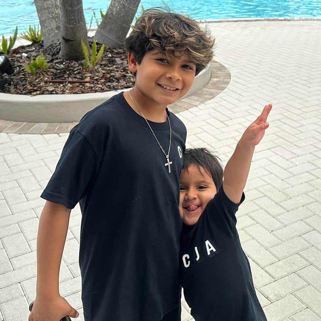ニコール・ ポリッツィのインスタグラム：「Supportive brothers ready to cheer on their sissy @sissygiovanna 💙✨ LETS GO @cja_crossfire @cja_allstars 💙💙」
