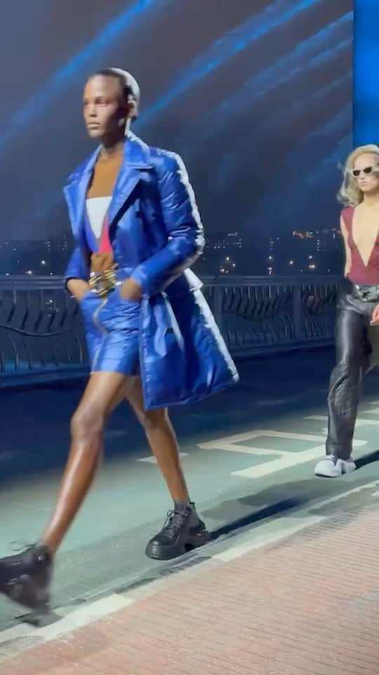 のインスタグラム：「【コレクション取材】「ルイ・ヴィトン（LOUIS VUITTON）」は韓国・ソウルで2023年プレフォール・コレクションを発表。ソウル市内を流れる漢江にかかる潜水橋をジャックしてショーを行いました。   #ルイヴィトン#LOUISVUITTON #LVPreFall23#2023年プレフォールコレクション#ファッション#fashion#韓国#Korea#ソウル#seoul#漢江#ファッションショー#fashionshow#runway」